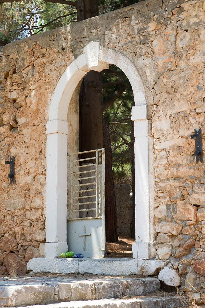 Tor ins verlassene Kloster