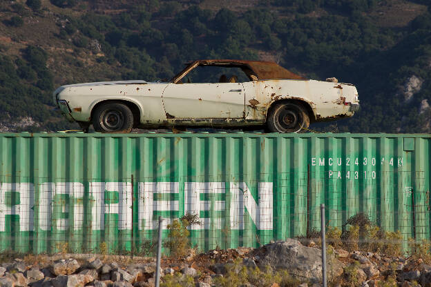 Auto auf Container