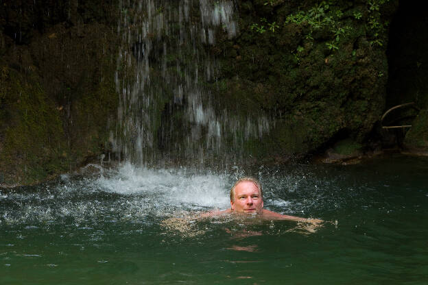 Erfrischung unterm Wasserfall